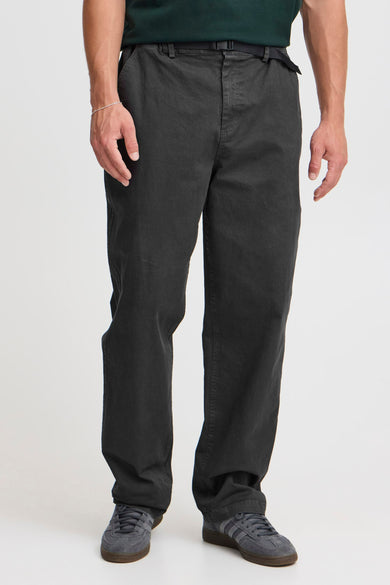 Pantalon gris de THEJOGGCONCEPT, avec une ceinture noire et des chaussures grises.