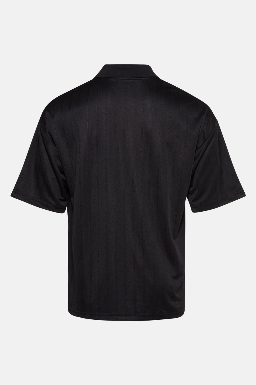 T-shirt noir à manches courtes de THEJOGGCONCEPT, avec un motif subtil de fines lignes verticales sur le dos.