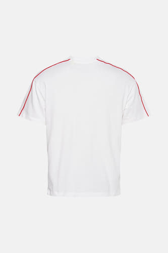T-shirt blanc à manches courtes de THEJOGGCONCEPT, avec des accents rouges sur les épaules et les manches, dos.