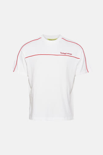 T-shirt blanc à manches courtes de THEJOGGCONCEPT, avec des accents rouges le long des épaules et un logo rouge.