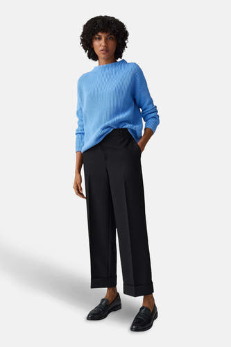 T-shirt bleu avec col rond d'OPUS, porté avec un pantalon noir et des loafers noirs.