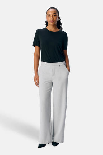 T-shirt noir d'OBJECT, associé à un pantalon gris et des baskets noires.