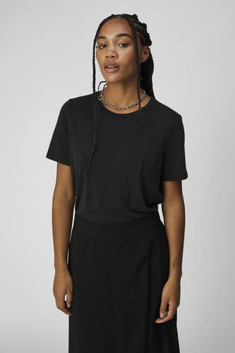 T-shirt noir d'OBJECT, avec un col rond et des manches courtes, porté avec une chaîne en argent.
