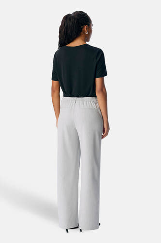 T-shirt noir d'OBJECT, avec des manches courtes et un col rond, vu de derrière.