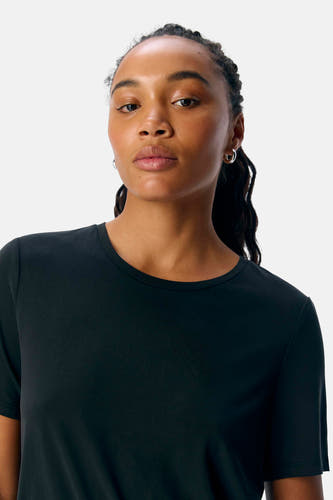 T-shirt noir d'OBJECT, avec des manches courtes et un col rond.