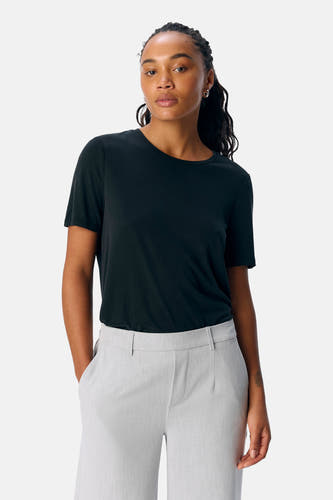 T-shirt noir d'OBJECT, porté avec une chaîne en argent, gros plan.
