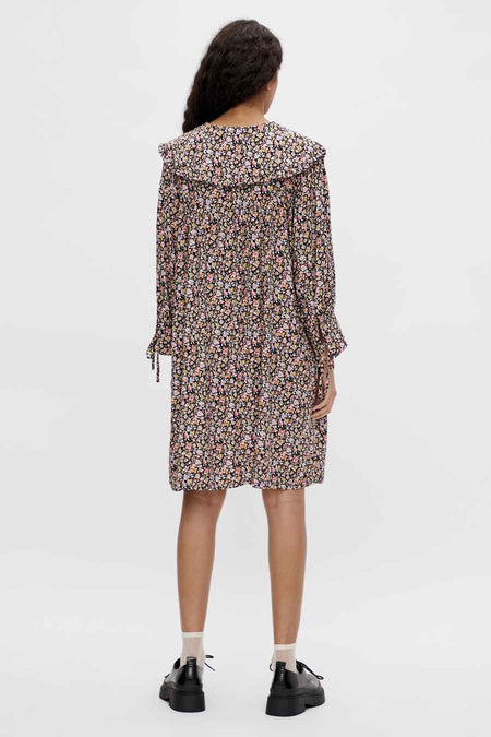 Veelkleurige jurk van OBJECT met lange mouwen, ruches kraag en bloemenprint.