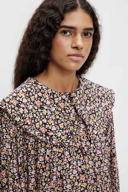 Drap multicolore d'OBJECT avec imprimé de fleurs et grande encolure.