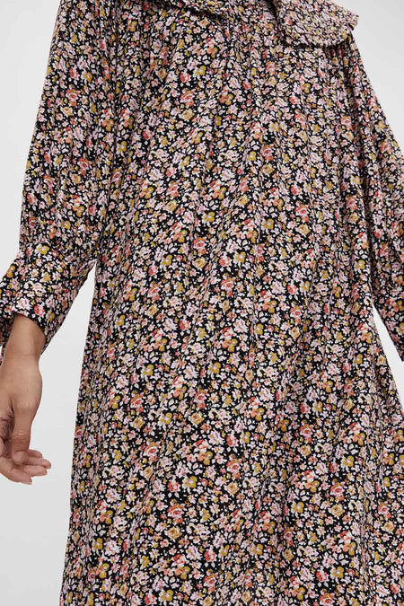 Drap multicolore d'OBJECT avec un imprimé de fleurs et des manches longues.