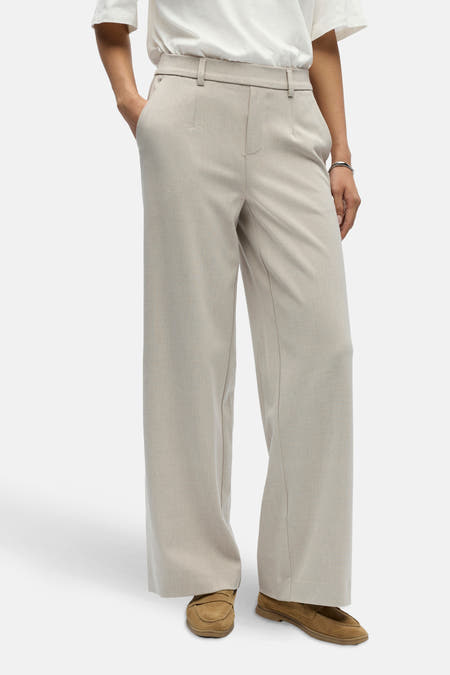 Pantalon écru d'OBJECT, avec des jambes larges et des poches, associé à un T-shirt blanc et des chaussures marron.