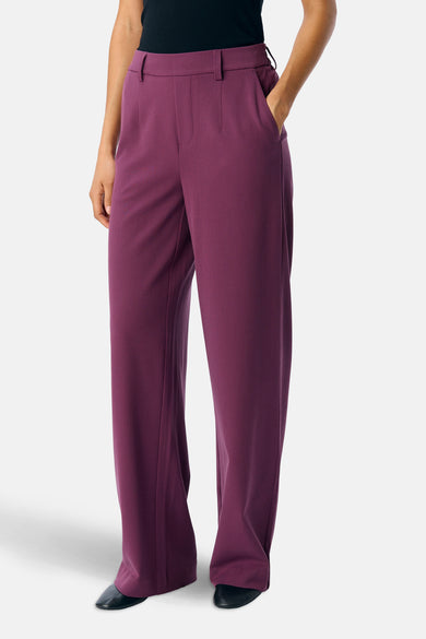 Pantalon brun d'OBJECT, avec des jambes larges, des poches et une texture lisse.