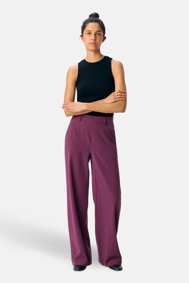 Pantalon noir d'OBJECT, avec des jambes larges, combiné à un tanktop noir.