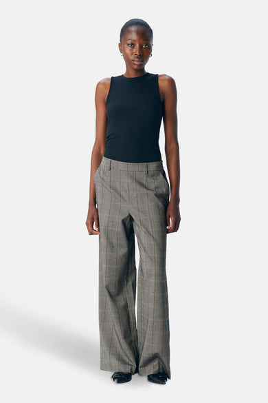Pantalon brun de OBJECT avec un motif à carreaux, associé à une chemise noire et des chaussures noires.