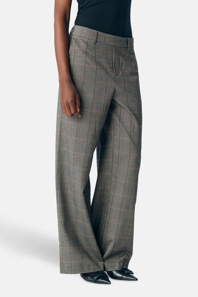 Pantalon brun de OBJECT avec un motif rayé, associé à une chemise noire et des chaussures noires.