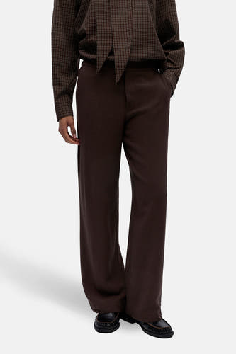 Pantalon marron d'OBJECT, à jambes larges et combiné avec une chemise à carreaux avec nœud.