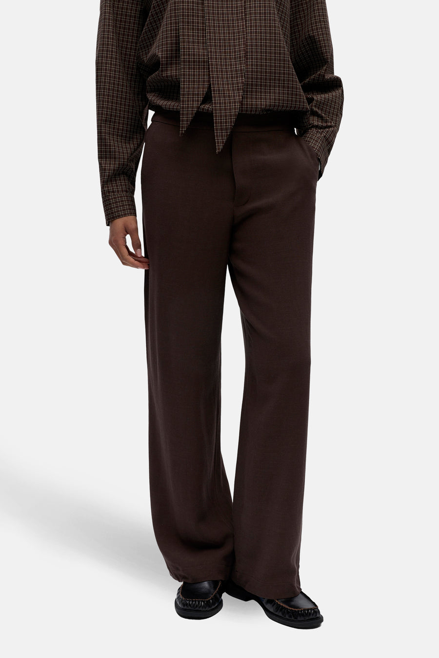 Pantalon marron d'OBJECT, à jambes larges et combiné avec une chemise à carreaux avec nœud.
