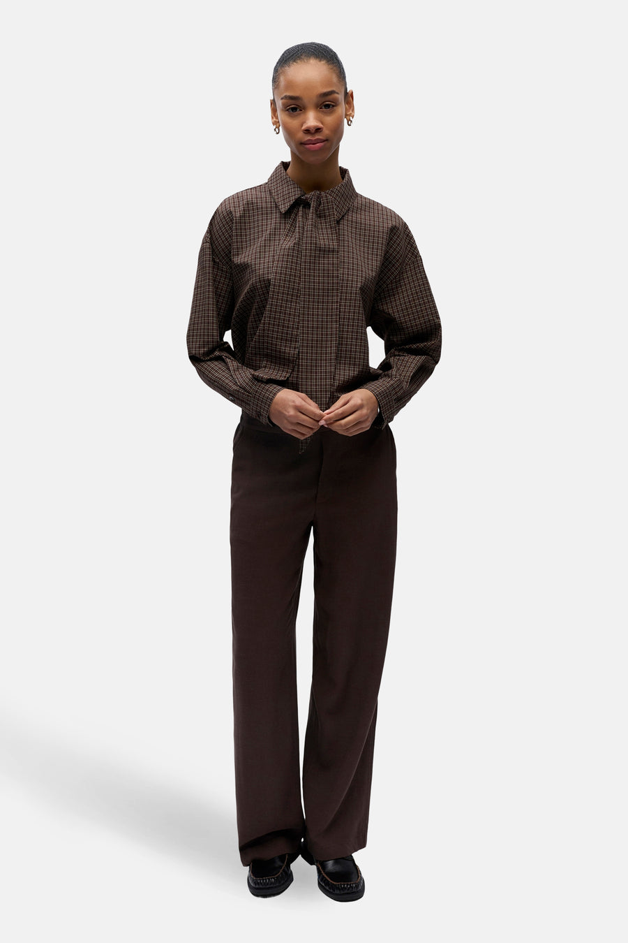 Pantalon marron d'OBJECT, à jambes larges et porté avec une blouse à carreaux.