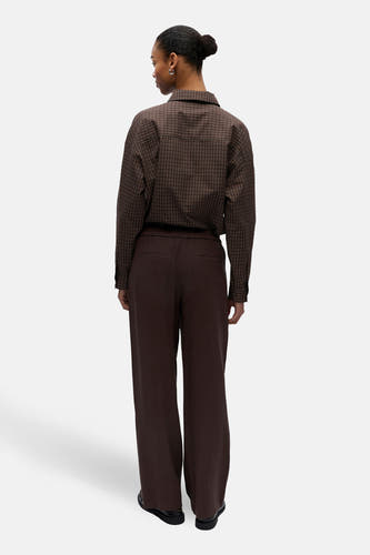 Pantalon marron d'OBJECT, à jambes larges et taille élastique, vu de dos.
