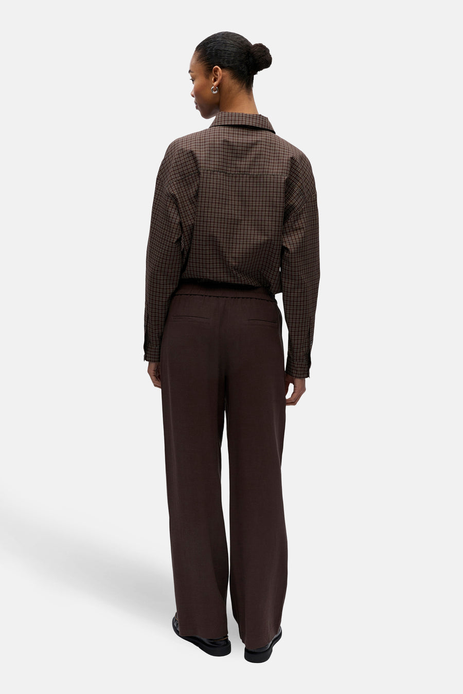 Pantalon marron d'OBJECT, à jambes larges et taille élastique, vu de dos.