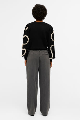 Pantalon de costume gris d'OBJECT, avec des poches droites et des poches à l'arrière, sur un fond blanc.