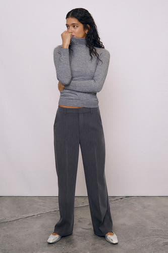 Pantalon gris d'OBJECT, associé à une veste grise et des chaussures argentées.