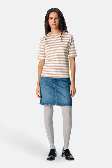 T-shirt écru avec manches courtes de OBJECT, à rayures, porté avec une jupe en denim, un string gris et des chaussures noires.