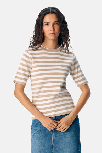T-shirt écru à manches courtes d'OBJECT, avec des rayures beige, associé à une jupe en jeans bleu.
