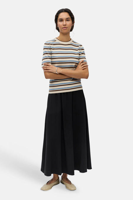 Multicolor gestreepte trui met ronde hals van OBJECT, gedragen met zwarte rok en beige loafers, front view