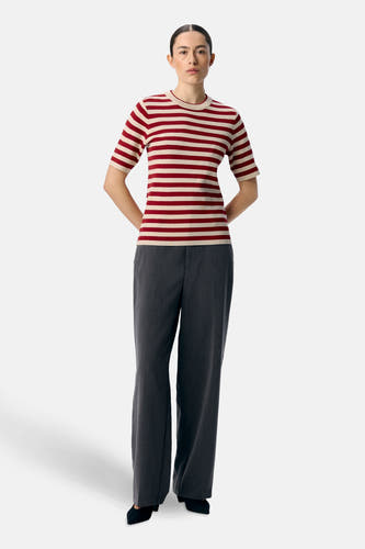 T-shirt à rayures rouges avec manches courtes d'OBJECT, porté avec un pantalon gris et des chaussures noires.