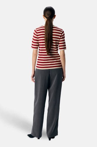 T-shirt rayé rouge avec manches courtes d'OBJECT, avec un col rond et associé à une pantalon gris.
