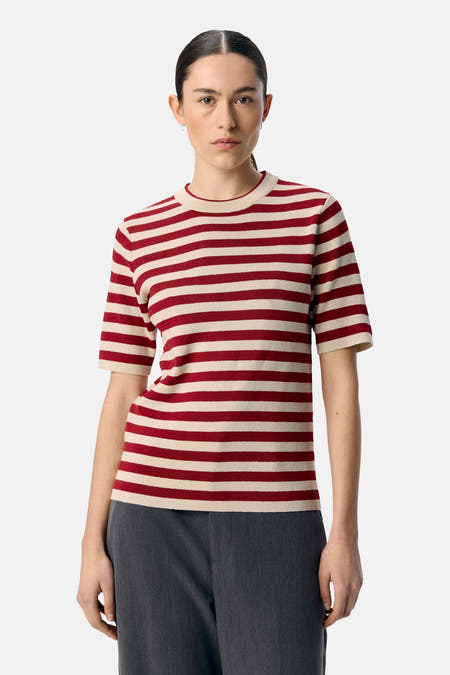 T-shirt rayé rouge avec manches courtes d'OBJECT, porté avec un pantalon gris.