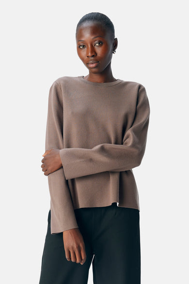 Pull marron avec col rond d'OBJECT, associé à un pantalon noir à larges plis.