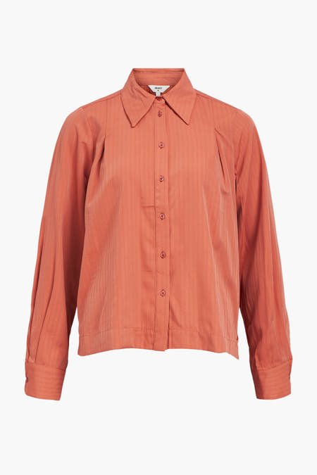 Chemise rouge à manches courtes d'OBJECT, avec un motif rayé subtil et une fermeture à boutons.