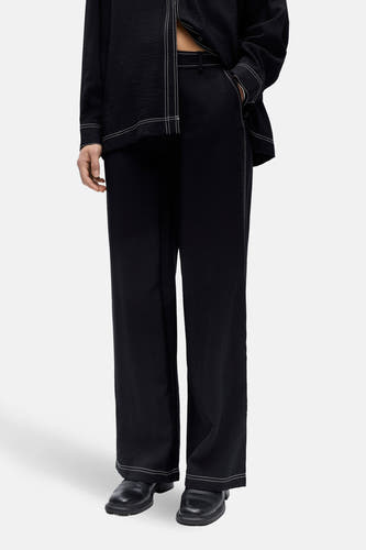 Pantalon noir OBJECT, avec surpiqûres blanches et jambes larges.