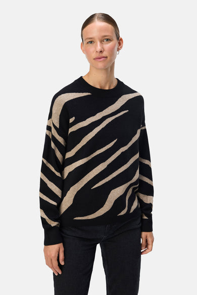 Pull noir avec col rond d'OBJECT, avec imprimé zèbre beige et associé à un jean noir.