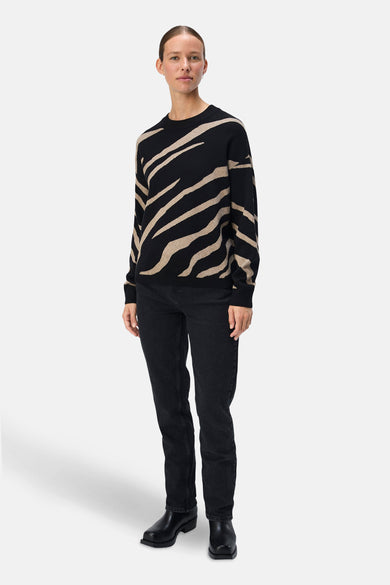 Zwarte trui met ronde hals van OBJECT, met beige zebraprint en gecombineerd met een zwarte jeans.

