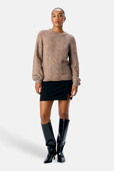 Pull marron avec col rond d'OBJECT, tricoté en motif à carreaux, longues manches et porté avec une jupe noire et des bottes.