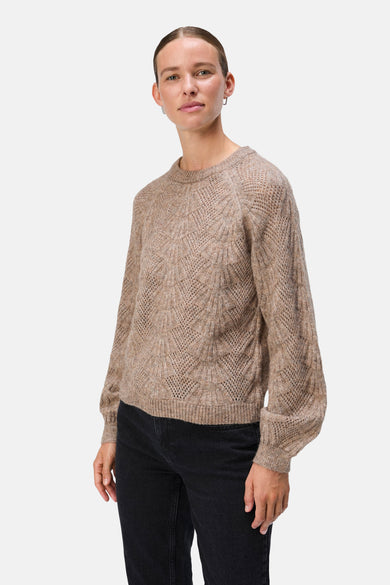 Pull marron avec col rond d'OBJECT, tricoté finement et porté avec un jean noir.