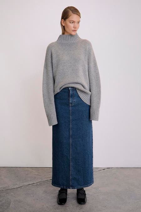 Sweat gris à col montant d'OBJECT, porté avec une jupe en denim et des chaussures noires.
