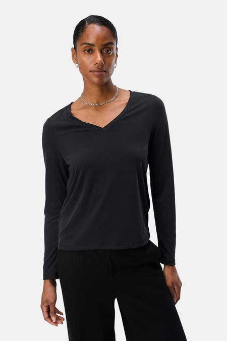 T-shirt noir à manches longues d'OBJECT, porté avec une chaîne en argent et un pantalon noir.