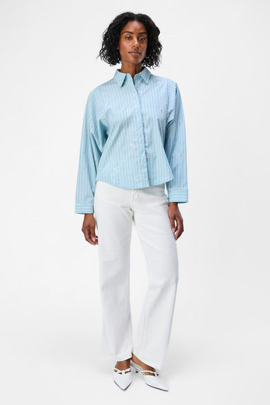 Chemise bleue à longues manches d'OBJECT, avec des rayures blanches et des détails floraux.