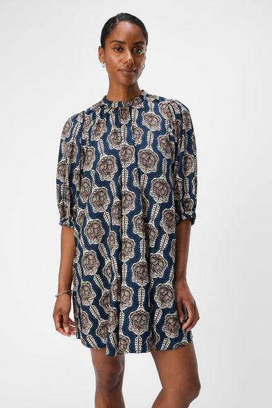 Robe bleue d'OBJECT, avec un motif floral marron et beige, vue de derrière.