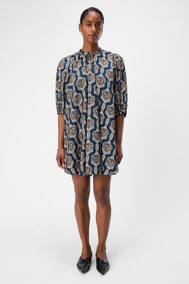 Robe bleue d'OBJECT, avec un motif floral et des manches trois-quarts.