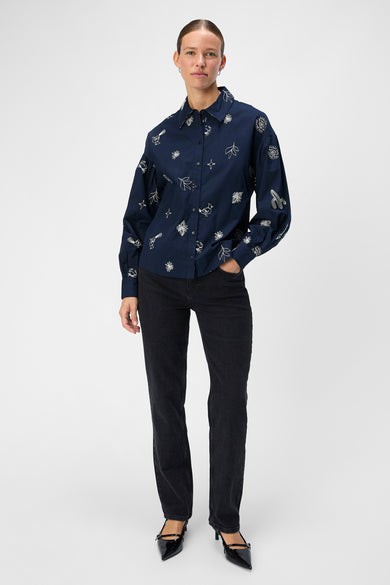 Chemise bleue à manches longues d'OBJECT, dotée de broderies blanches avec des motifs de feuilles, de fleurs et d'oiseaux.