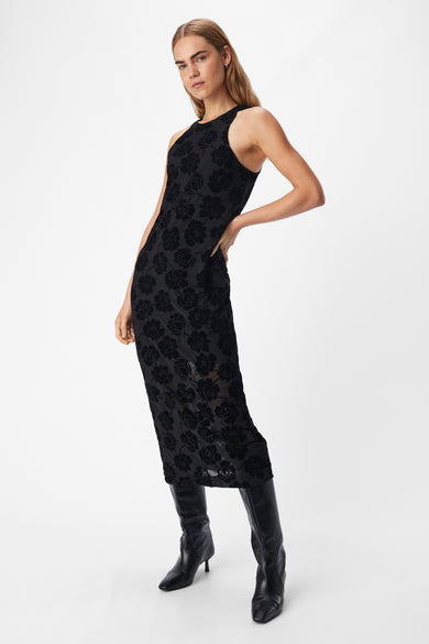 Robe noire sans manches d'OBJECT, avec un motif de fleurs sombres et associée à des bottes en cuir noir.