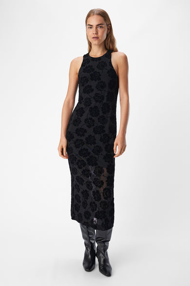 Robe sans manches noire d'OBJECT, avec un motif floral et associée à des bottes noires.