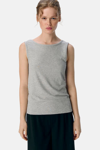 Sous-vêtement gris d'OBJECT, avec une fine structure en côtes, porté avec un pantalon noir.