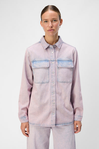 Chemise de jeans rose d'OBJECT, avec longues manches, dos ouvert avec détail en cordon et pantalon coordonné.