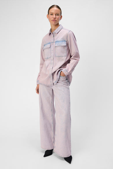 Chemise de jeans rose d'OBJECT, portée avec des jeans larges coordonnés et des chaussures noires.
