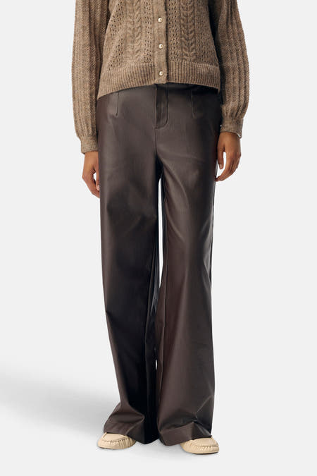 Pantalon brun d'OBJECT, avec des jambes larges et une texture cuir brillante.